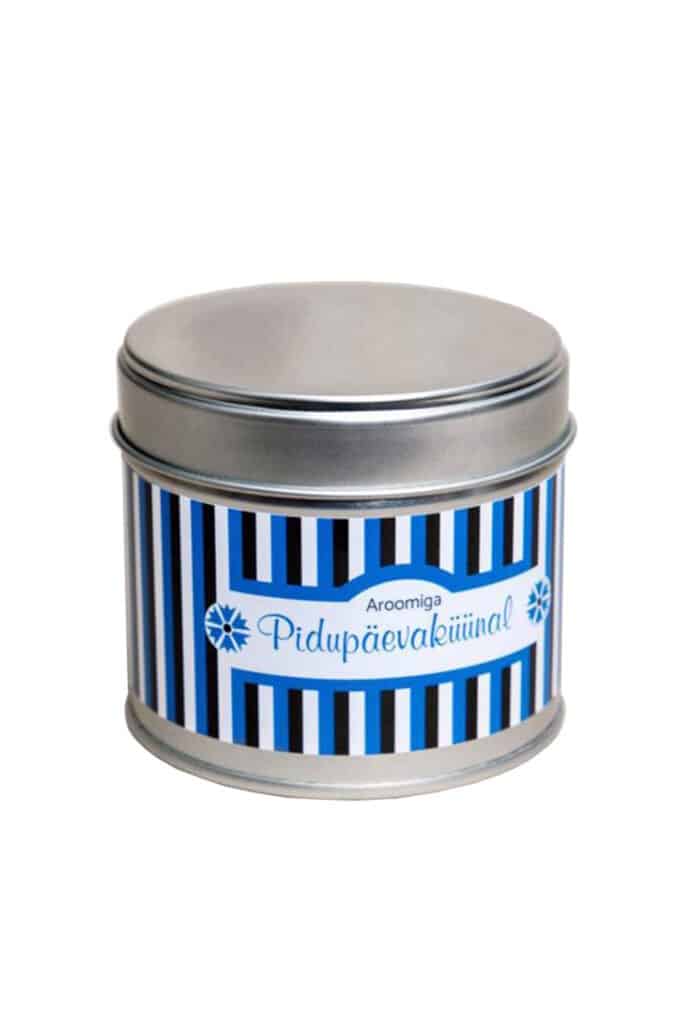 Festive scented candle in a tin cup with cornflowers