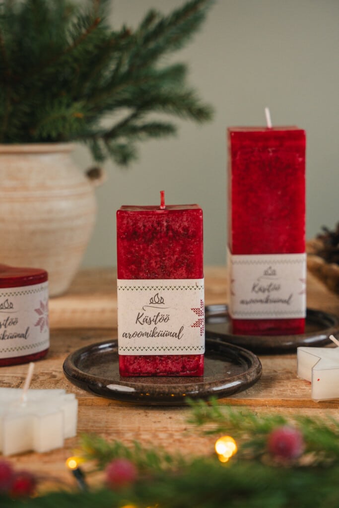 Talvearoomiga neljakandiline küünal