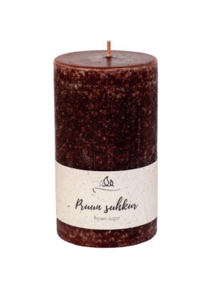 Scented candle Brown sugar  The sweet caramel aroma brings a smile to your face. As if someone were baking a cake! A favorite of many.  Coloured through scented candle. Dark brown.