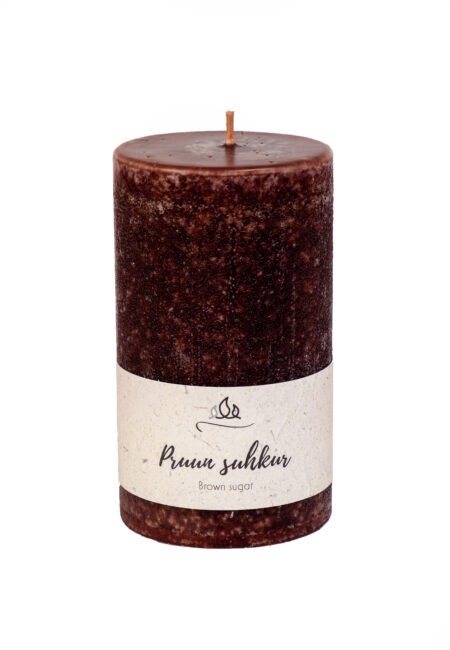 Scented candle Brown sugar  The sweet caramel aroma brings a smile to your face. As if someone were baking a cake! A favorite of many.  Coloured through scented candle. Dark brown.