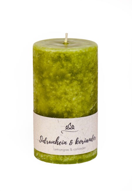 Scented candle Lemongrass & coriander  A refreshing combination of spicy lemongrass and the world's oldest oriental herb coriander.  Coloured through scented candle. Olive green.