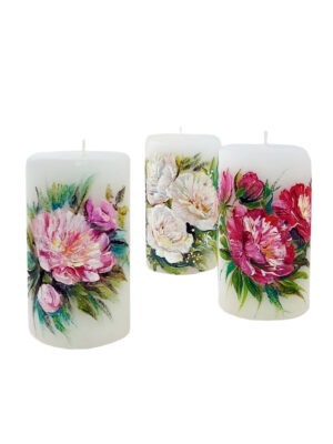 Hand-painted pink, white and red peonies. Please indicate in the remarks box which color of flowers you want.  Candle size 7 x 12cm, burning time 60h, unscented  Estonian handicraft