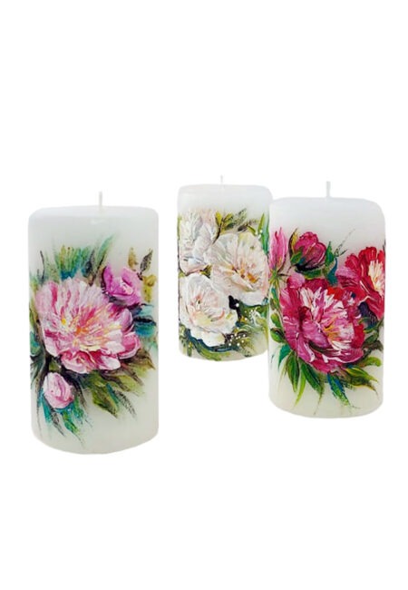 Hand-painted pink, white and red peonies. Please indicate in the remarks box which color of flowers you want.  Candle size 7 x 12cm, burning time 60h, unscented  Estonian handicraft